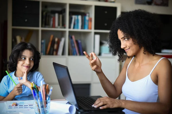 Metis Vrouw Telewerken Thuis Terwijl Haar Zoon Doet Zijn Huiswerk — Stockfoto