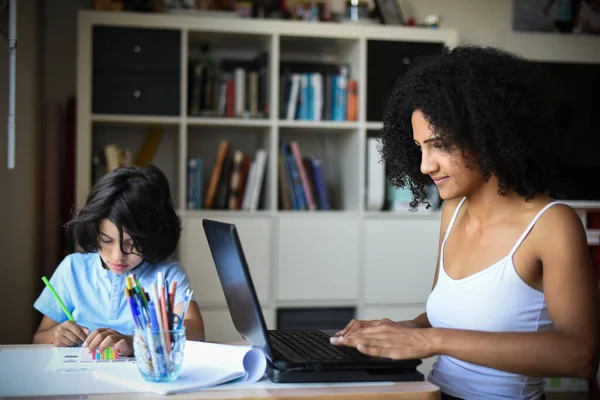 Metis Mujer Teletrabajo Casa Mientras Hijo Haciendo Tarea — Foto de Stock