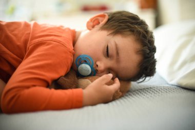 Genç çocuk küple oynuyor.