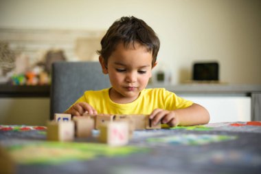 Genç çocuk küple oynuyor.