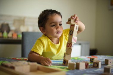 Genç çocuk küple oynuyor.