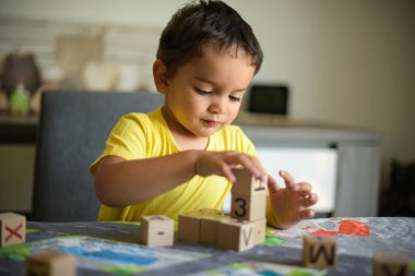 Genç çocuk küple oynuyor.