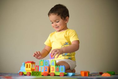 Küçük çocuk lego ile oynuyor.