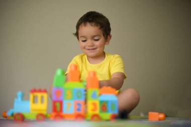 Küçük çocuk lego ile oynuyor.