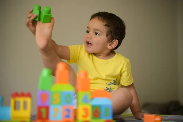 Kleiner Junge Spielt Mit Lego — Stockfoto