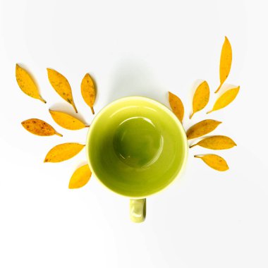 Yaratıcı düzenleme sonbahar yaprakları düzeni ve kahve fincanı ve. Düz lay.autumn Güz konsepti.