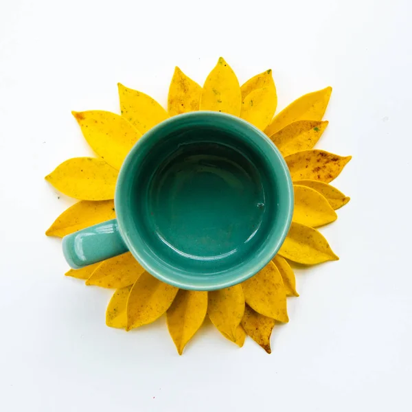 Cangkir Kopi Kosong Dengan Susunan Kreatif Daun Kuning Bunga Matahari — Stok Foto