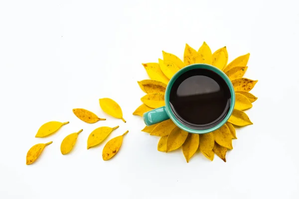 Cangkir Kopi Panas Dengan Susunan Kreatif Daun Kuning Bunga Matahari — Stok Foto