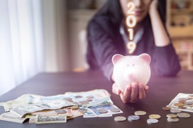 2019.Start yeni yıl iş hedefi başarılı iş. Piggy banka mevduat gelir, maaş ve kar için kumbara holding eller kaydetme para.
