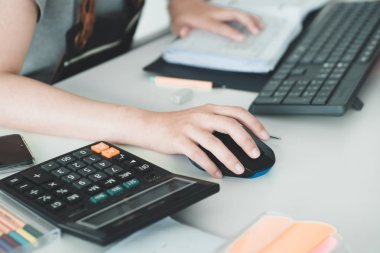 Bilgisayar ile çalışan iş kadın. Evde çalışan. Başarılı sahibi iş kadını. Ofis işyeri ortamı. Çalışan kadın el.