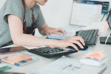 Bilgisayar ile çalışan iş kadın. Evde çalışan. Başarılı sahibi iş kadını. Ofis işyeri ortamı. Çalışan kadın el.