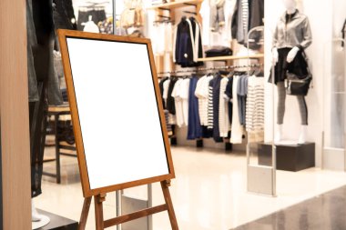 Boş promosyon afiş ekran standında elbise dükkanı veya storefront. Duyuru iletisi başarılı pazarlama tanıtım bilgileri.