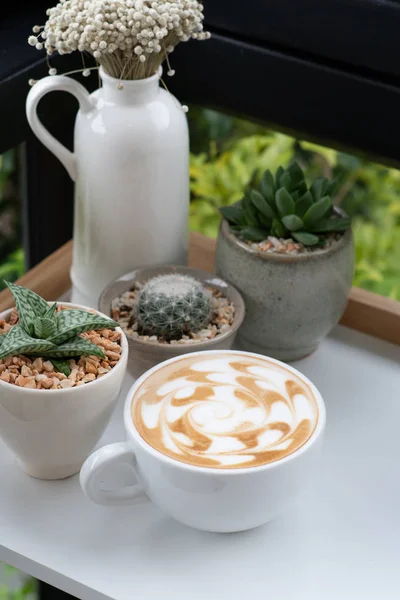 Cangkir kopi tunggal di table.Coffee adalah minuman trendi di pagi hari . — Stok Foto
