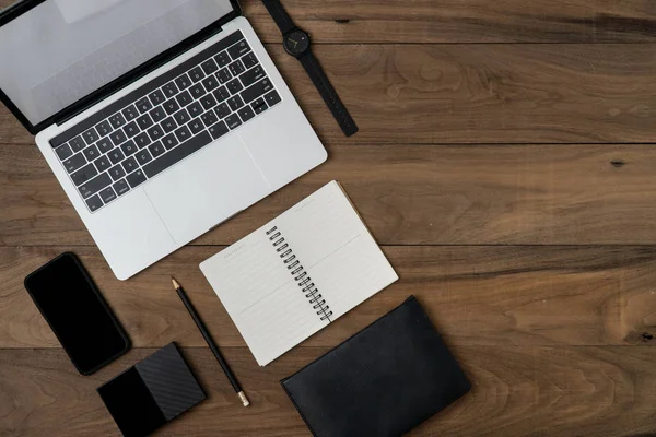 Flat lägga av teknologien syfte på bord med laptop computern antecknings boken smartphone harddisk driva backningen och penna. Office redskap på Skriv bord med copyspace. Startup tillbehör enhet på bordet koncept. — Stockfoto