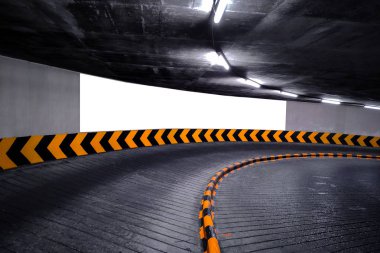 Yeraltı otoparkındaki boş reklam panosu posteri. Örnek pano şablonu yol kenarına reklam duyuruları için yerleştirilmiş..