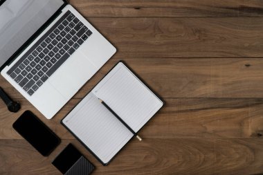 Düz masaüstü dizüstü bilgisayar dizüstü Smartphone harddisk sürücü yedekleme ve Pencil. Office aracı ile masada teknoloji nesne yatıyordu copyspace ile. Masa konseptinde başlangıç aksesuarları cihazı.