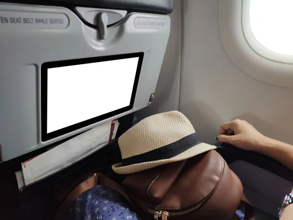 在乘客座位前展示空白横幅，用于广告业务。在飞机上为乘客模板作旅行广告. — 图库照片