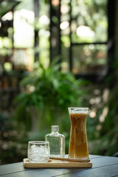 Es kopi dalam gelas decoation di atas meja kayu . — Stok Foto