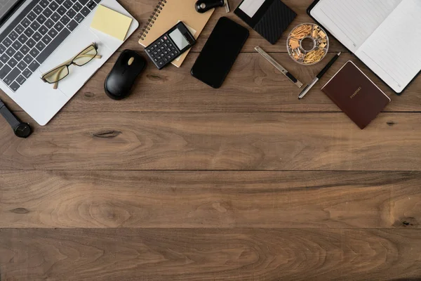 Accesorios de negocios lista de objetos copyspace plano poner en la mesa de madera con ordenador portátil Teléfono móvil Cuaderno Tablet Pasaporte Calculadora Lista de recordatorios Lápiz y anteojos . — Foto de Stock