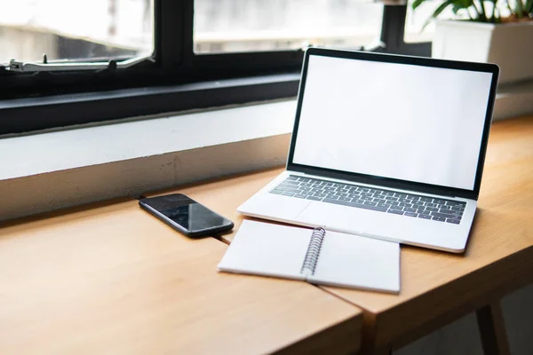 Eksekutif pengusaha memegang pena dan perangkat seluler di kantor dengan laptop pada table.Successful startup business and finance concept.Note list on notebook concept . Stok Gambar