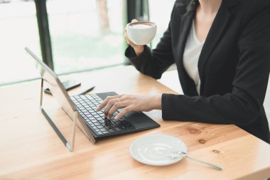 Dizüstü bilgisayarda başarılı bir iş kadını. Masada dizüstü bilgisayarda klavye yazma. Profesyonel görünüm, çalışma kavramının keyfini çıkarın..