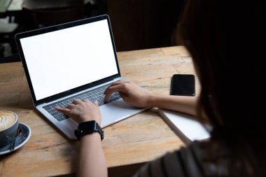 Laptop ekran şablonu. Boş dizüstü bilgisayarın sunumunu düzenle. Eller dizüstü bilgisayarla iş başında..