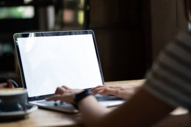 Laptop ekran şablonu. Boş dizüstü bilgisayarın sunumunu düzenle. Eller dizüstü bilgisayarla iş başında..