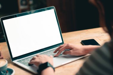 Eller boş ekran şablonu ile dizüstü bilgisayarı daktilo ediyor. Teknoloji İletişim aygıtı aygıtı. Dizüstü bilgisayar sunumu için beyaz ekran modeli.