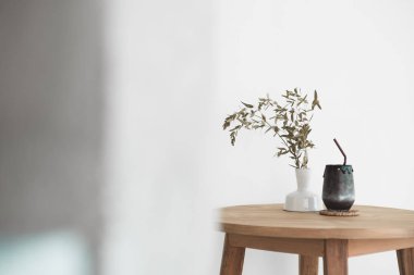 Kuru bitki yaprağı süsleme kabıyla eski usul ahşap masada kömür ve sütten yapılan siyah içecek..