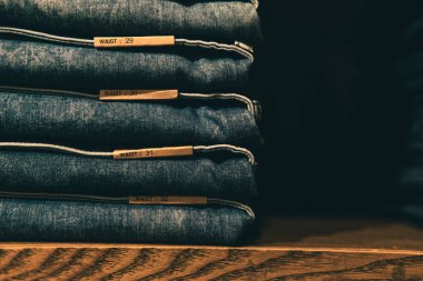 Raflarda ya da dolaplarda birden fazla bel ölçüleri olan birikmiş kotlar..