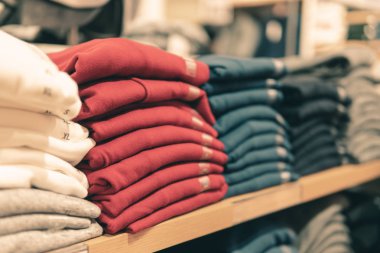 Rafta, dolapta ya da giyim mağazasında bir sürü bedeni olan yığılmış beyaz elbiseler..