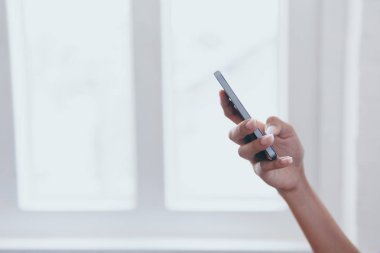 El akıllı telefon cihazı tutarak.