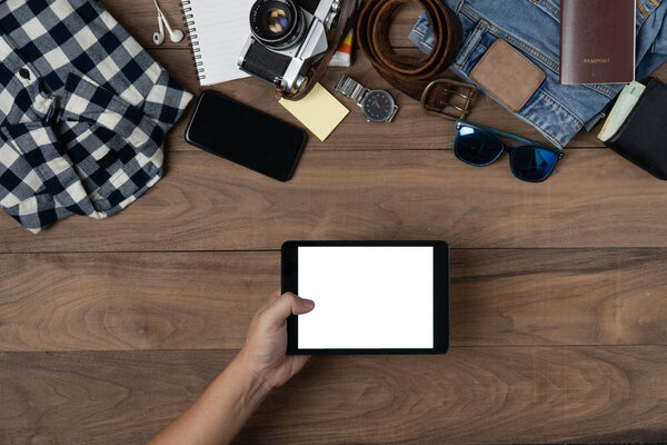 Аксессуары для путешествий background.Hipster случайный объект моды, как винтажная рубашка паспорт Примечание Смотреть камеру и мобильное устройство на деревянном фоне.
.