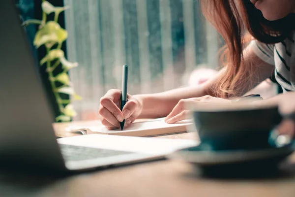 Handen schrijven close-up.Werken met document.Vrouw handen houden pen en vermelding te doen lijst.Business met papierwerk concept. — Stockfoto