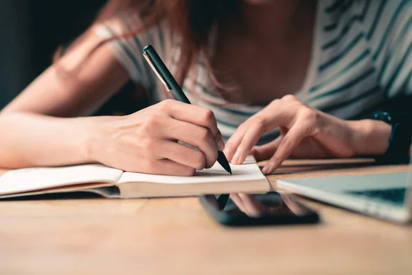 Mani che scrivono da vicino.Lavorare con documento.Le mani della donna che tengono la penna e che elencano per fare l'elenco. . — Foto Stock