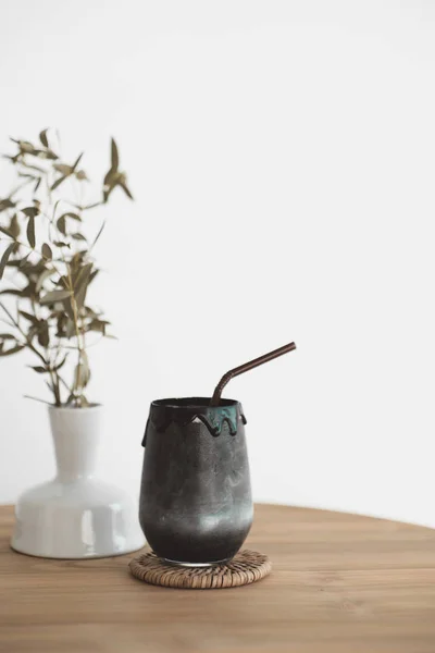 Minuman hitam yang terbuat dari arang dan susu di meja kayu gaya vintage dengan pot dekorasi daun tanaman kering . — Stok Foto