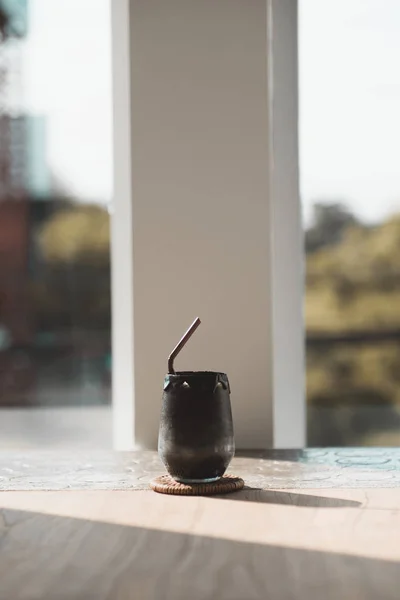Minuman hitam yang terbuat dari arang dan susu di meja kayu gaya vintage — Stok Foto