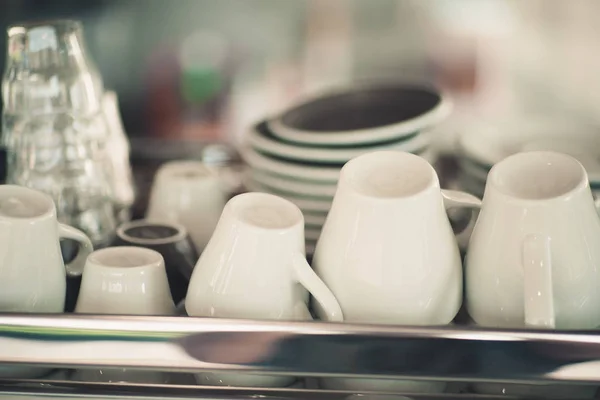 Cangkir kopi putih diletakkan di atas mesin kopi. . — Stok Foto