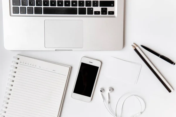 Office Accessoires Top View.Laptop computer notebbok smartphone potloden en koptelefoon geïsoleerd op witte achtergrond.Werking Apparaat objecten voor freelance werkconcept. — Stockfoto