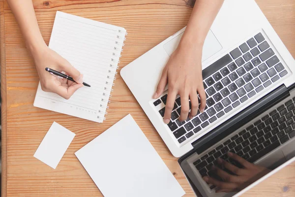 Mano presionada entrar botón y lista en el cuaderno. Trabajar con tecnología digital y el concepto de tecnología analógica. . — Foto de Stock