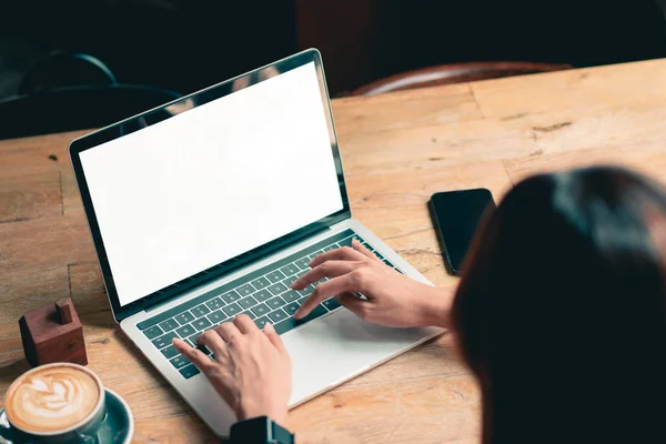 Tangan mengetik papan ketik laptop dengan template.Technology Communication gadget device.White screen for laptop presentation mock up . Stok Foto Bebas Royalti