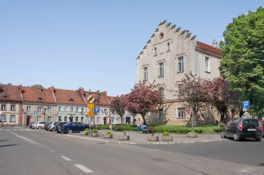 Pyskowice, Polonya - 05 Mayıs 2018: 1822 şehir ortaçağ planına göre bir yangından sonra yeniden piyasada Belediye korunmuş 1823 den bugün ve tarihi binada kadar evleri değişmeden.
