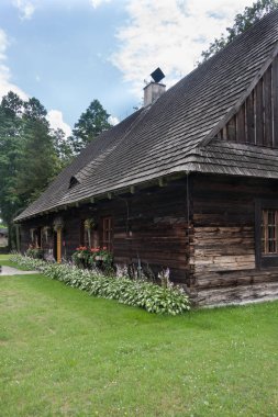 Bir antika ahşap kulübe kalıntıları 1831 den olmadan bir günlük yapısı ile. Köy Kielcza, Opole Eyaleti, Polonya, Europe.