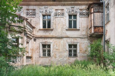 On sekizinci yüzyıldan itibaren çürüyen Barok saray Turawa içinde. Son uzantısı ve yenileme gerçekleştirildiği 1847 yılında Kont Karl von Garnier sonra sahibi tarafından. Turawa, Opole Eyaleti, Polonya, Europe.