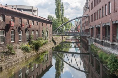 Konut ve endüstriyel binalar Biala Nehri Bielsko Biala şehir boyunca.
