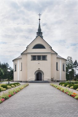 Kilise Mary Immaculate kalp Opolskie Voyvodalığı Kolonowskie şehir içinde adanmış. 1948-1954 yılında inşa edilmiş. Önden görünüm. Polonya, Avrupa.