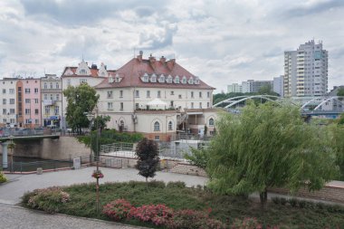 Opole şehir şehir duvarlarından görüntüleyin. Güzel parça eski ve yeni Opole Panoraması. Polonya, Avrupa