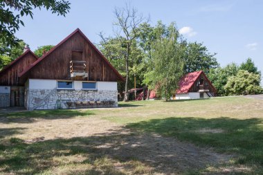 Kamp alanı ve kamp turistlerin gelişi için hazır.