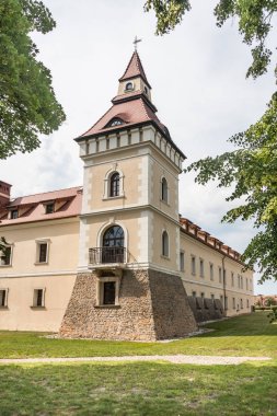 Stare Tarnowice, Polonya - 9 Haziran 2018: Rönesans tarzında bir kale olan Bytom prensi Piotr Wrochem'in girişimiyle 1520-1570 yılında inşa edildi