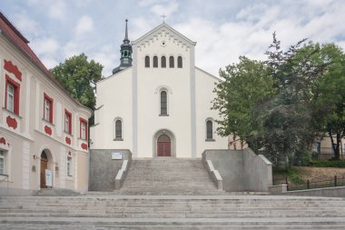 Our Lady of Sorrows ve Saint Wojciech Kilisesi. Tepedeki kilise - en eski Roma Katolik kilise tapınağı. Opole. Polonya